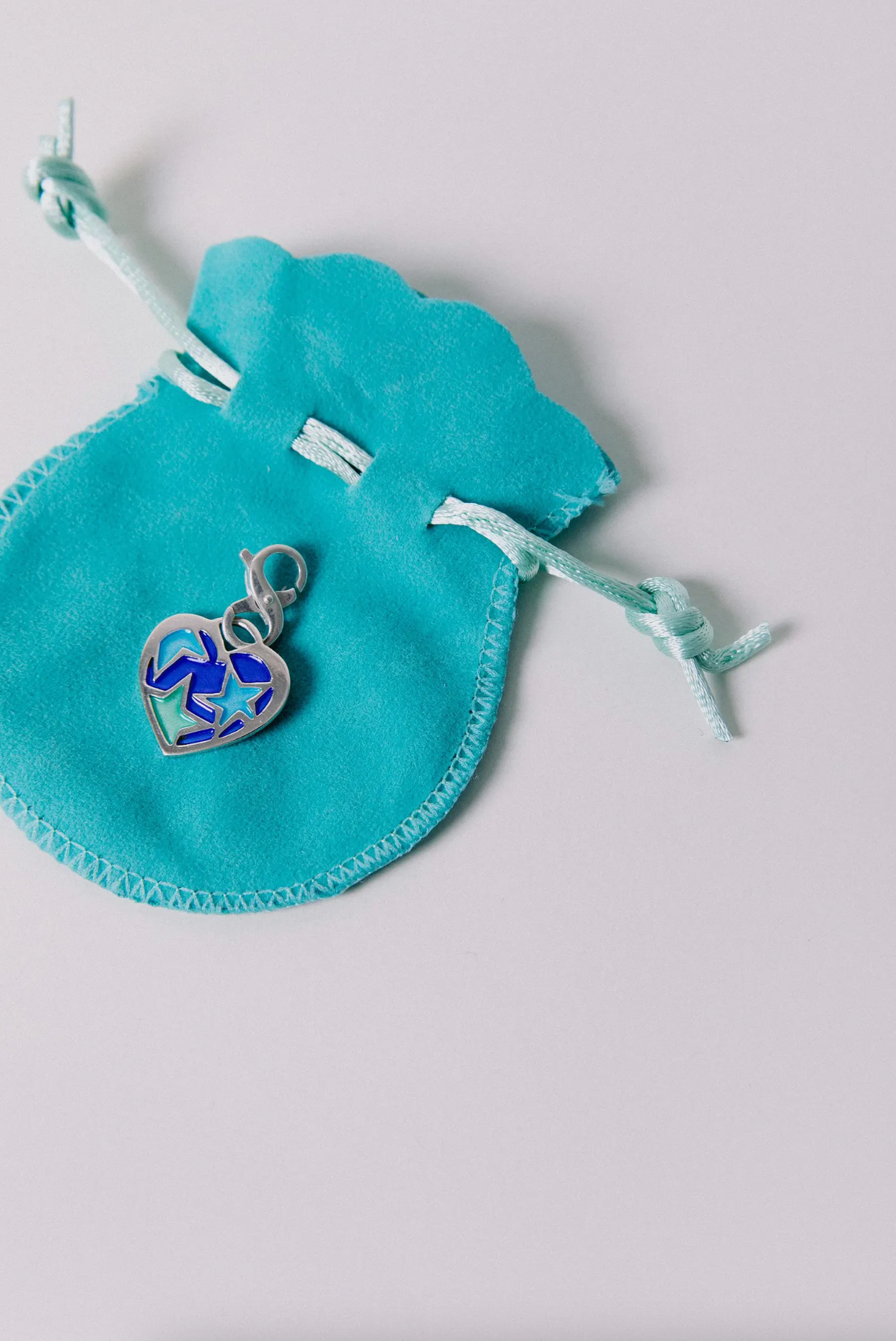 Colgante Uma de plata esmaltado para mascotas